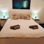 דירה Charming Duplex House, Cinema Room, Centre *