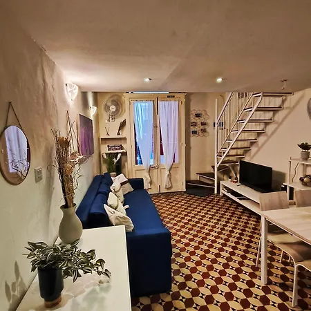 Charming Duplex House, Cinema Room, Valletta Centre Apartment