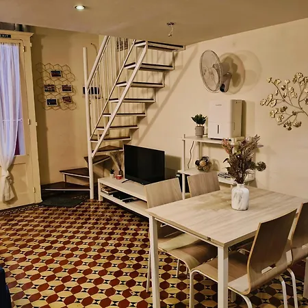 Charming Duplex House, Cinema Room, Valletta Centre Apartment