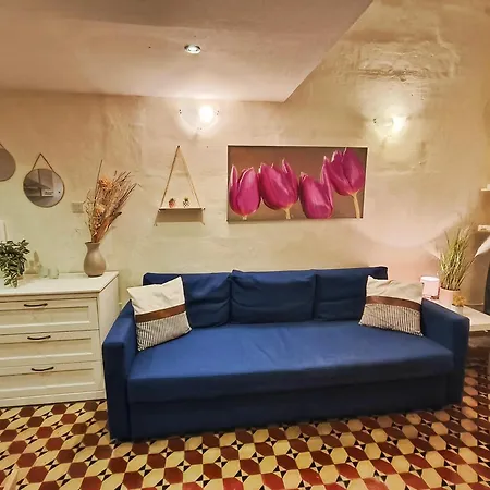 Charming Duplex House, Cinema Room, Valletta Centre Apartment