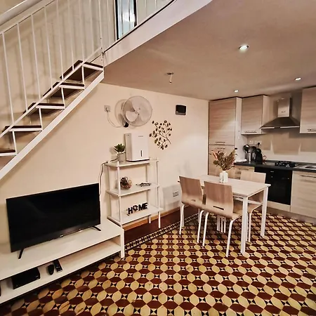 Charming Duplex House, Cinema Room, Valletta Centre