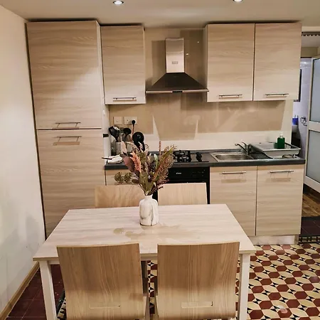 Charming Duplex House, Cinema Room, Valletta Centre Apartment