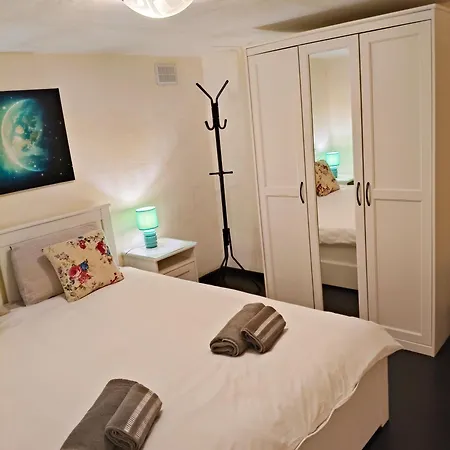 Charming Duplex House, Cinema Room, Centre Apartament