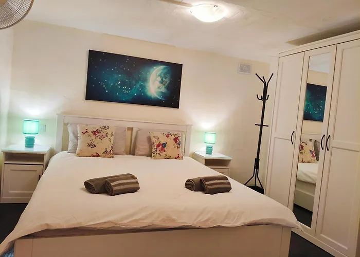 Charming Duplex House, Cinema Room, Centre