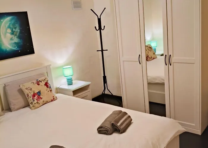 Charming Duplex House, Cinema Room, Centre Apartment